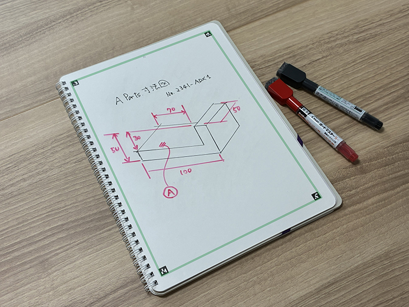 アプリが四隅のマーカーを認識し緑色の枠で囲まれている写真